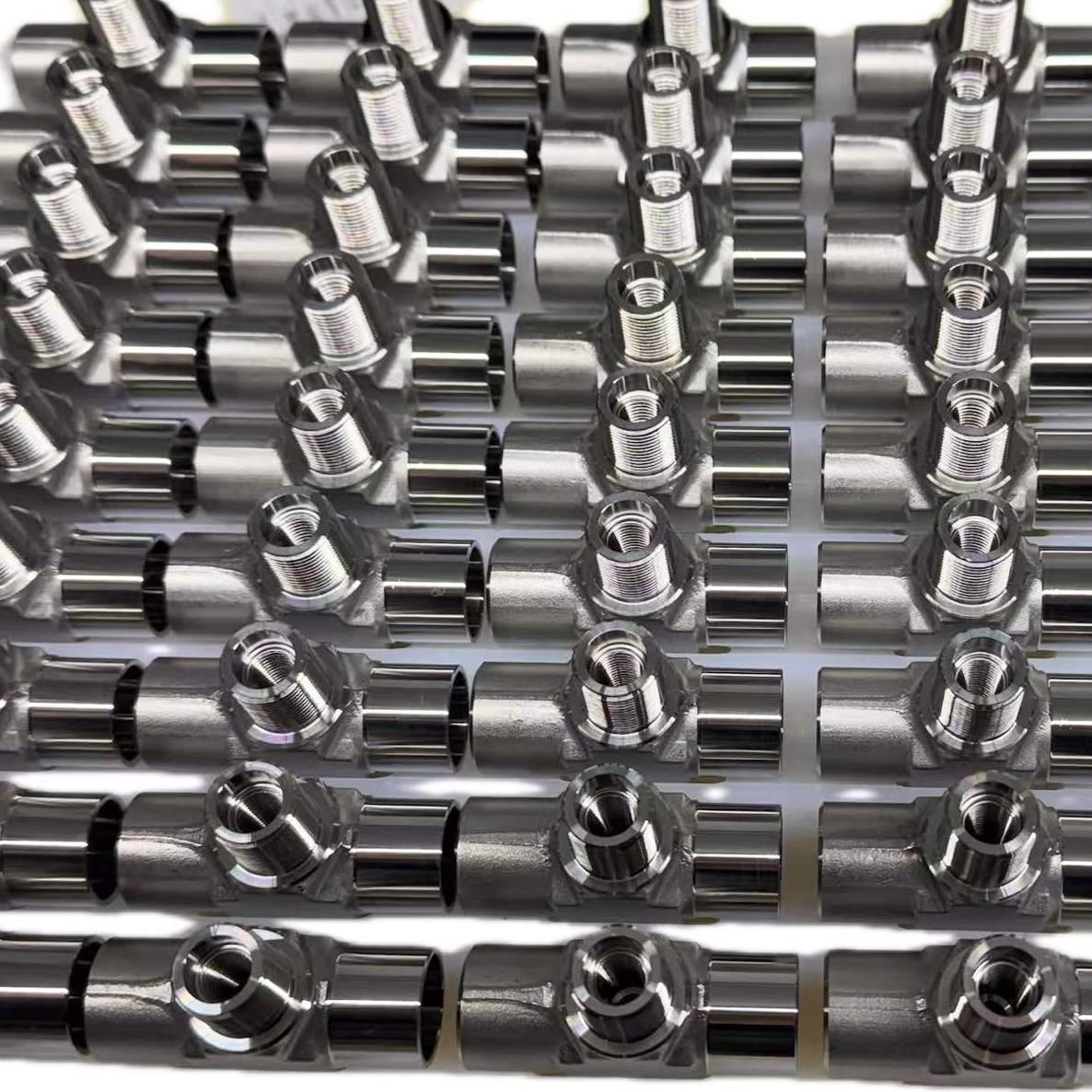 الأنابيب والتجهيزات